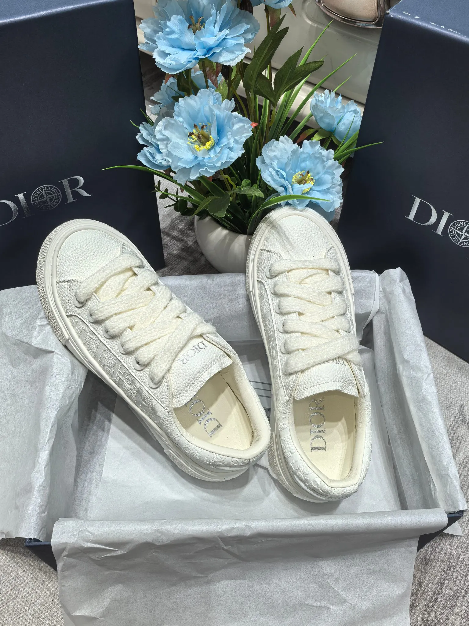 👟👟Ex-factory price 560👟👟 New Dior casual shoes for couples. Dior's casual style has been reinterpreted to highlight the spirit of futurism. Carefully crafted from ultra-light white rubber and decorated with curved cannage pattern Cosmo pattern, it reinterprets the classic design. It highlights the sports and leisure style and can be matched with all kinds of casual outfits this season. The TPU outsole creates a refined look. 35-45